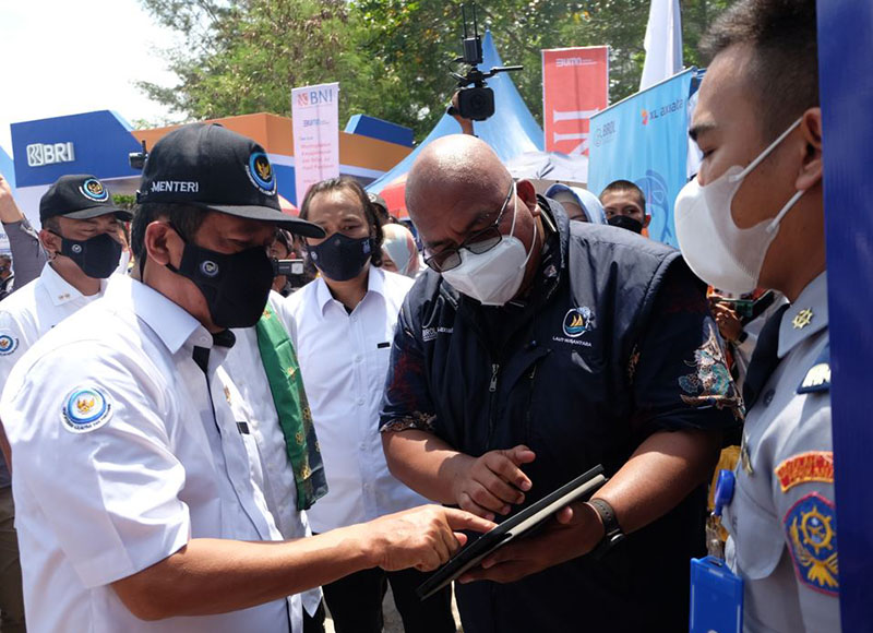 Menteri Kelautan dan Perikanan RI, Sakti Wahyu Trenggono (bertopi hitam) sedang mencoba aplikasi Laut Nusantara dalam peringatan HUT Ke-22 Kementerian Kelautan dan Perikanan (KKP) Republik Indonesia yang dilaksanakan di Desa Pulau Buku Limau, Kecamatan Ma